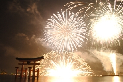 15年８月11日 宮島花火大会に行ってきました 当日の実際に行った時の写真 全国の有名な人気観光名所100選